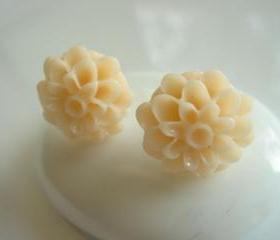 Pretty Pale Peach Dahlia Flower Girl Stud Earrings